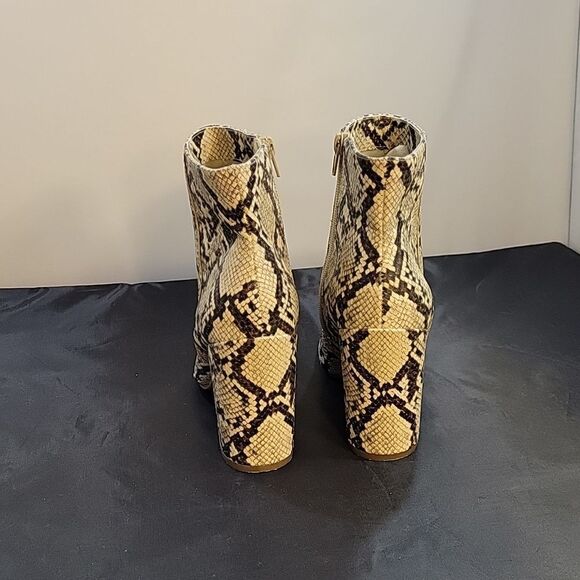 SUGAR SGR-EVVIE ANIMAL PRINT POINTED TOE BLOCK HEEL ANKLE BOOTIE - Picture 6 of 16